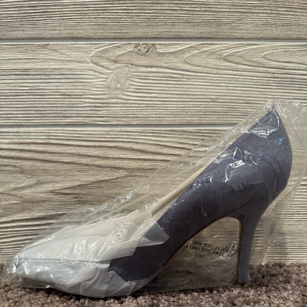 NWT Nine West Blue/Gray Suede Heel